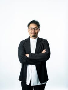 人, 男, 立つ, 衣料 が含まれている画像 自動的に生成された説明