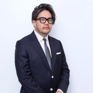 スーツを着た男性 AI 生成コンテンツは誤りを含む可能性があります。