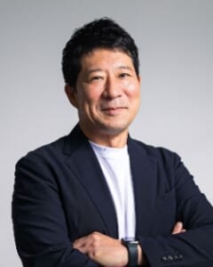 スーツを着た男性 AI 生成コンテンツは誤りを含む可能性があります。